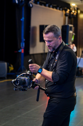 Catalin, fotógrafo de Perfekt Clik, con su cámara y estabilizador